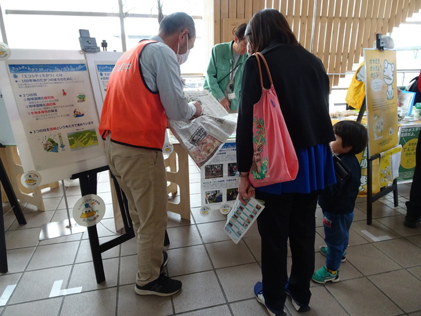 ノカンゾウを配布する様子