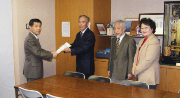 多摩区区民会議から多摩区長へ報告書を提出