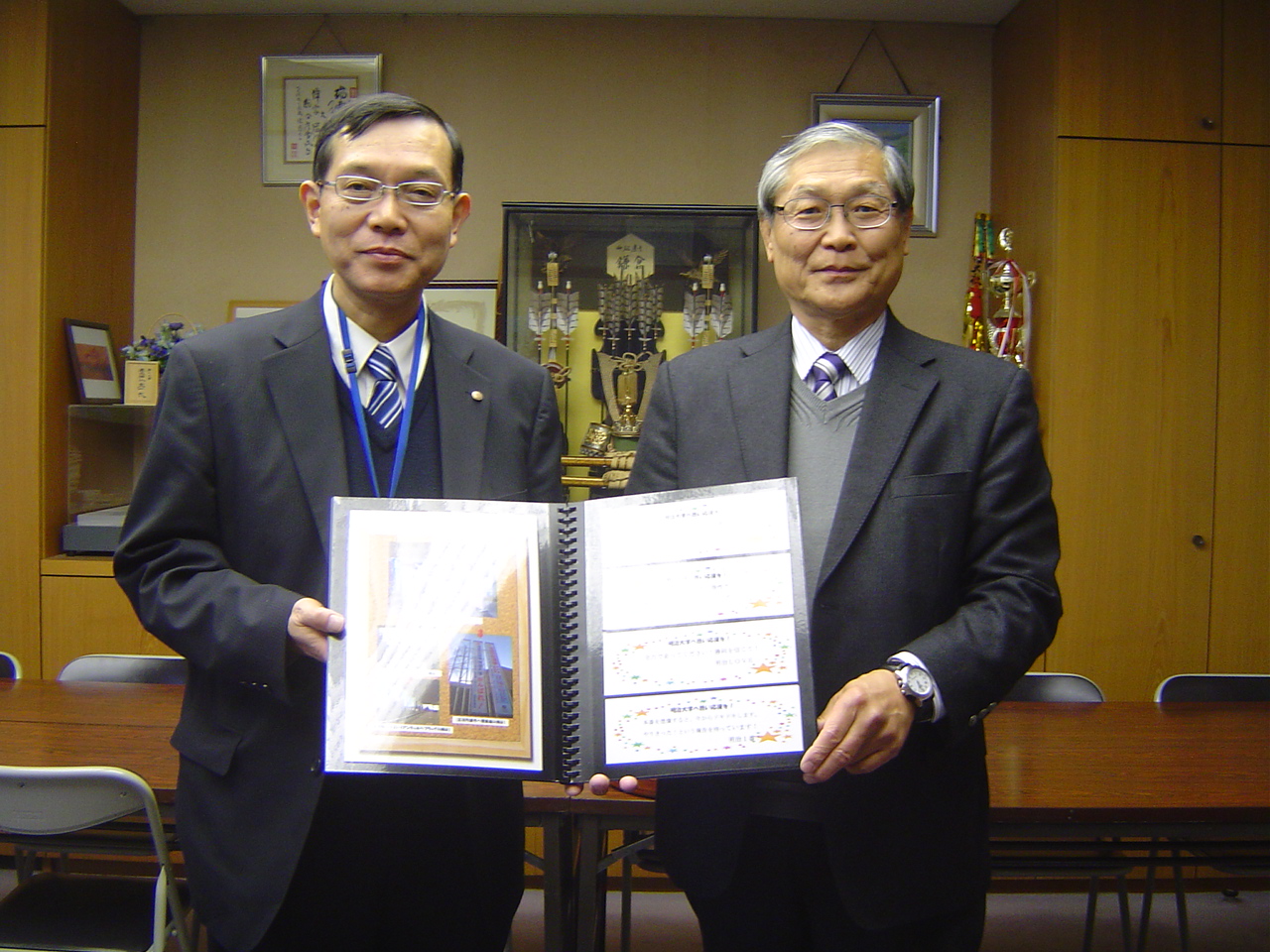 多摩区長と明治大学体育会松本競争部長