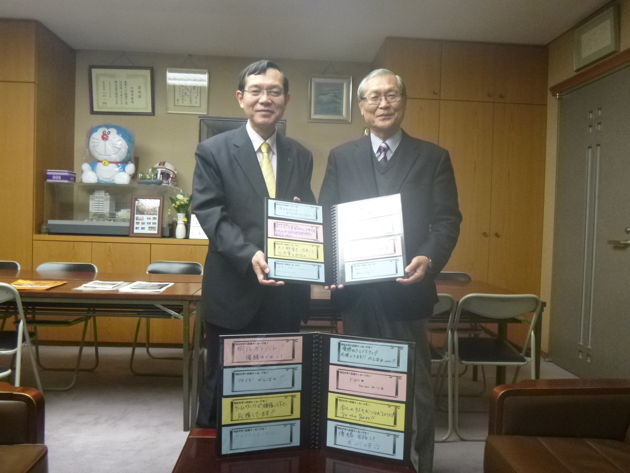 多摩区長と明治大学体育会松本競争部長