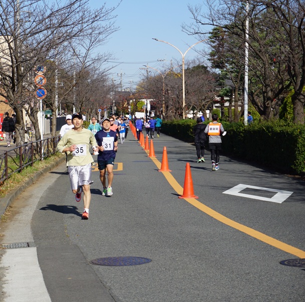 園路を走るランナーの様子